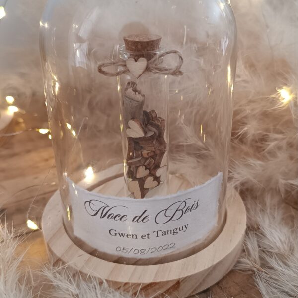 noce de bois dome en verre avec petit cœur en bois pour fêter les 5 ans de mariage - idée cadeau mariage