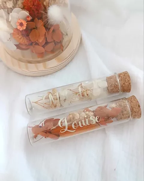 fiole en verre avec insertion de fleurs séchées à l'intérieur pour décoration mariage et cadeau invités - fiole personnalisé prénom