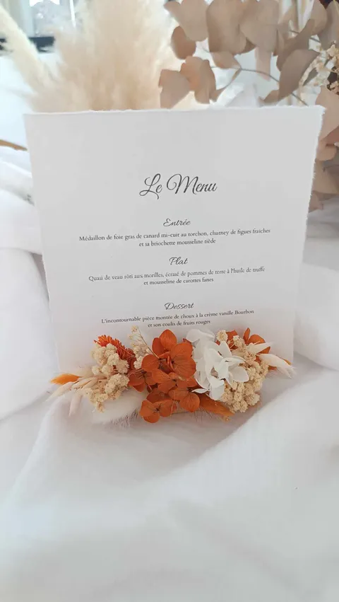 menu table des mariées en fleurs séchées sur papier de coton