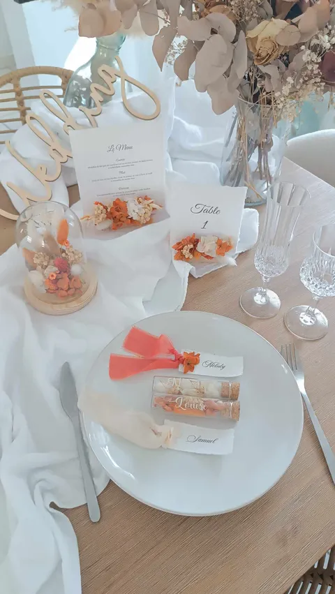 papeterie table de mariage en fleurs séchées et stabilisées - déco mariage table d'honneur - bride