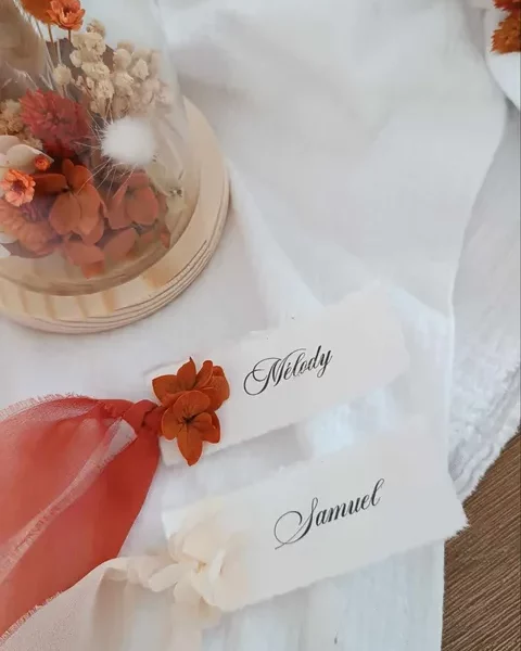 marque place papier de coton personnalisé avec prénom et fleurs séchées