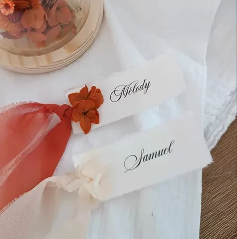 marque place papier de coton personnalisé avec prénom et fleurs séchées