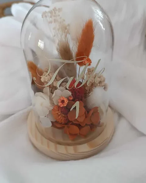 cloche en verre fleuri à l'intérieur pour décoration table de mariage