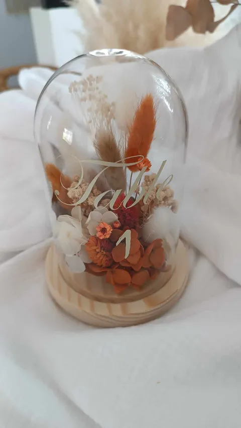 cloche en verre fleuri à l'intérieur pour décoration table de mariage