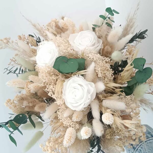 Bouquet de mariage en fleurs séchées rose et eucalyptus