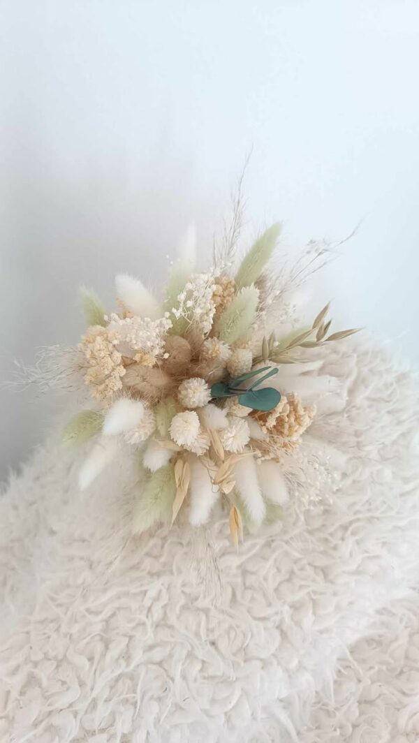 mini bouquet en fleurs séchées de mariage coloré eucalyptus et vert sauge pour demoiselle d'honneur et enfant
