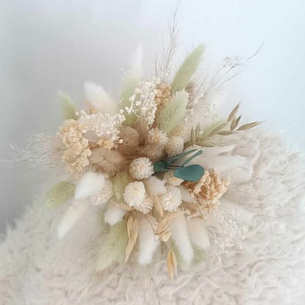 mini bouquet en fleurs séchées de mariage coloré eucalyptus et vert sauge pour demoiselle d'honneur et enfant
