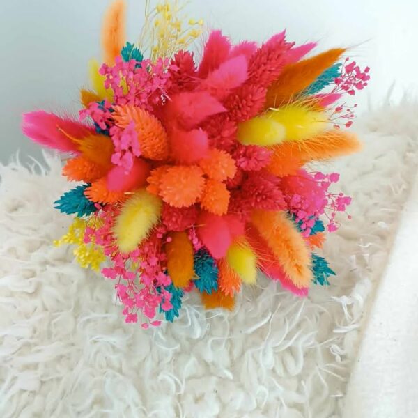 mini bouquet de fleurs séchées mariage coloré fuschia orange pour demoiselle d'honneur et enfant