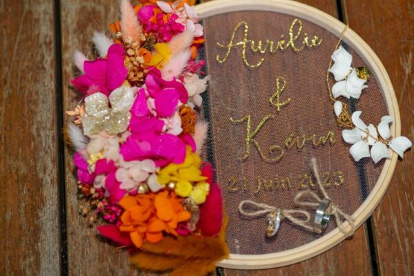 Porte alliance mariage en fleurs séchées fuschia et orange et jaune doré - tissu coton – Image 3