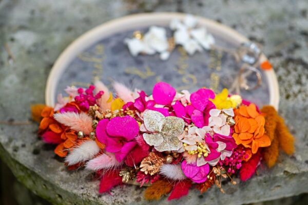 Porte alliance mariage en fleurs séchées fuschia et orange et jaune doré - tissu coton – Image 2