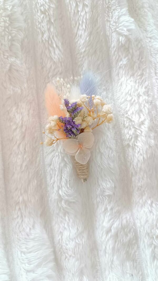 boutonnière en fleurs séchées pour mariée et témoin homme mariage coloris parme et pêche