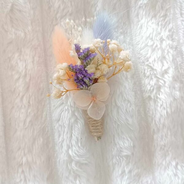 boutonnière en fleurs séchées pour mariée et témoin homme mariage coloris parme et pêche