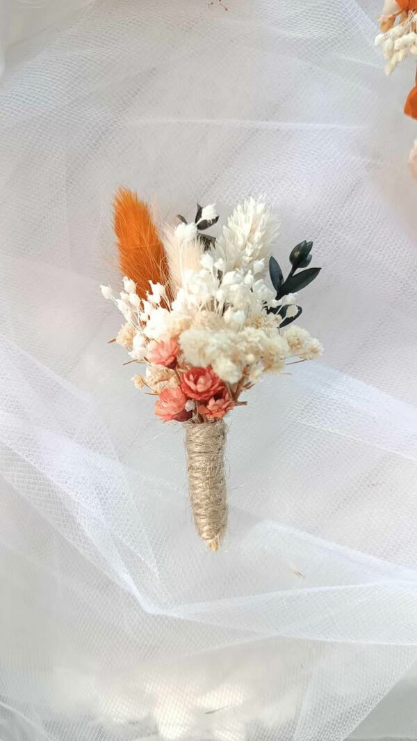 boutonnière en fleurs séchées pour mariée et témoin homme mariage coloris terracotta et beige