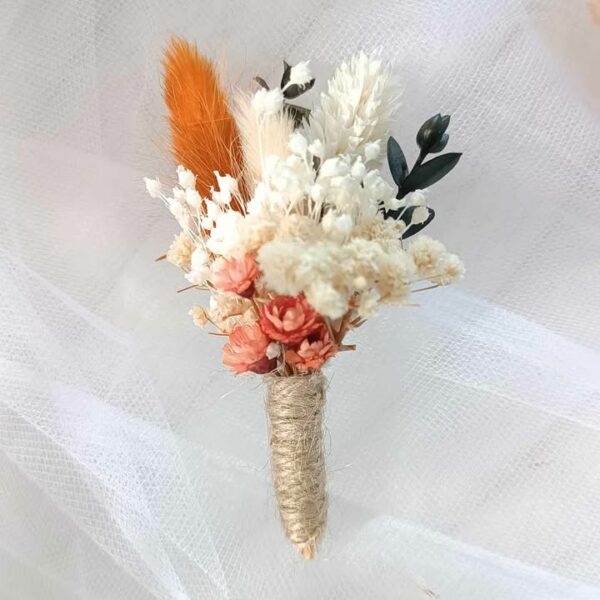 boutonnière en fleurs séchées pour mariée et témoin homme mariage coloris terracotta et beige