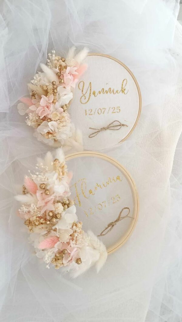 porte alliance pour support bague de mariage avec prénom à personnaliser en fleurs séchées