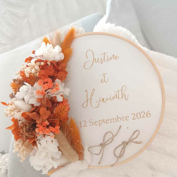 porte alliance en fleurs séchées terracotta et blanc pour mariage et sceller amour avec les bagues de mariage