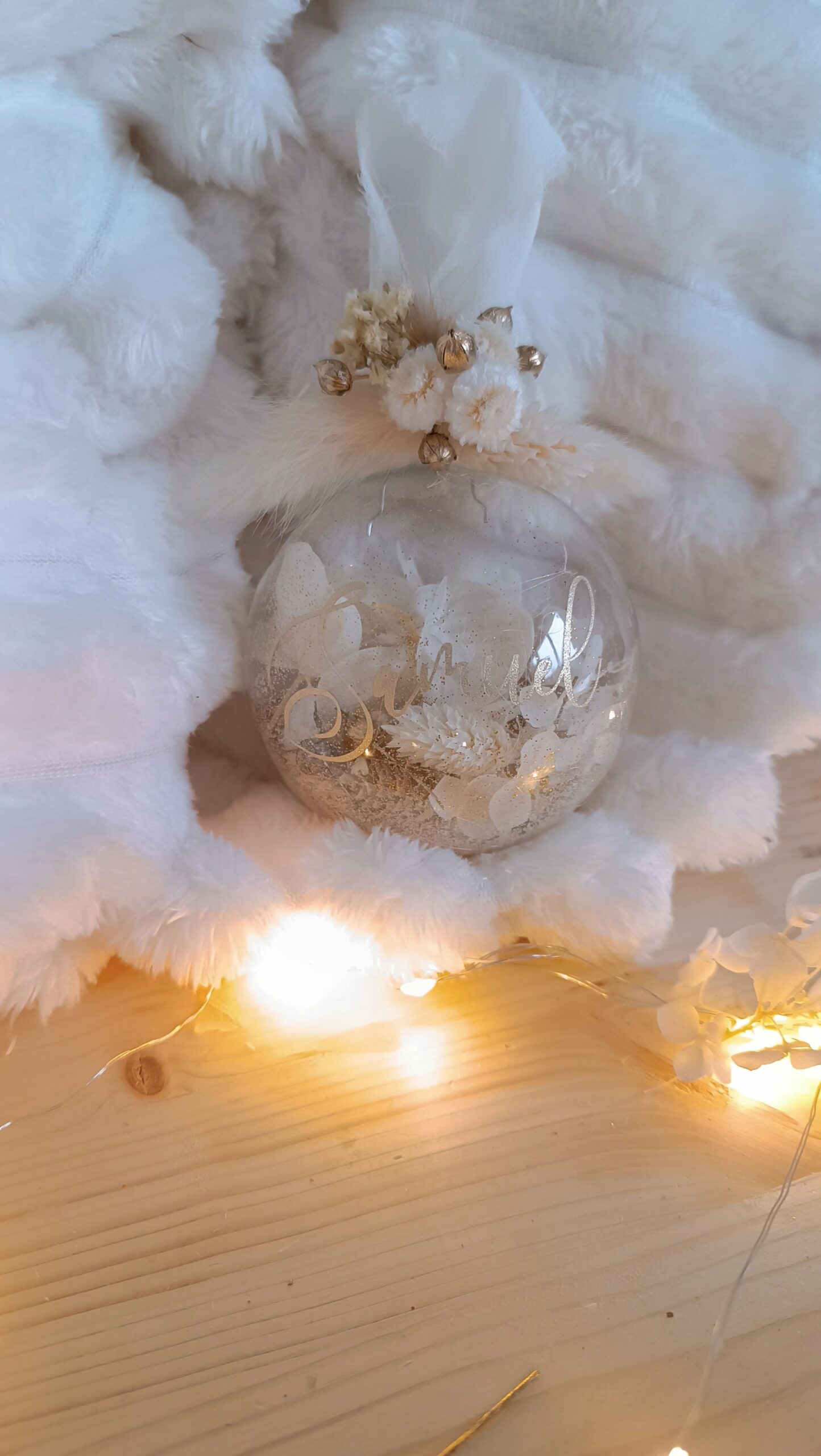 Boule de Noël en verre personnalisée avec prénom, remplie de fleurs séchées naturelles et décorée sur le dessus, idéale pour embellir le sapin et apporter une touche festive et élégante. Décoration de sapin de Noël originale, boule personnalisée en verre avec prénom gravé, contenant des fleurs séchées colorées, parfaite pour une ambiance chaleureuse et authentique. Boule de Noël artisanale en verre, personnalisable avec prénom, garnie de fleurs séchées à l’intérieur, un ornement raffiné pour sapin de Noël et décoration festive de fin d’année. Boue de noël pour mon 1er noël, joyeux noël , belles fêtes de fin d'année, cadeau à personnaliser, idée cadeau fait main à personnaliser avec prénom ou meesage. Ornement de Noël en verre transparent, boule personnalisée avec prénom et fleurs séchées, une décoration unique et naturelle pour sapin de Noël traditionnel ou moderne. Merry Christmas