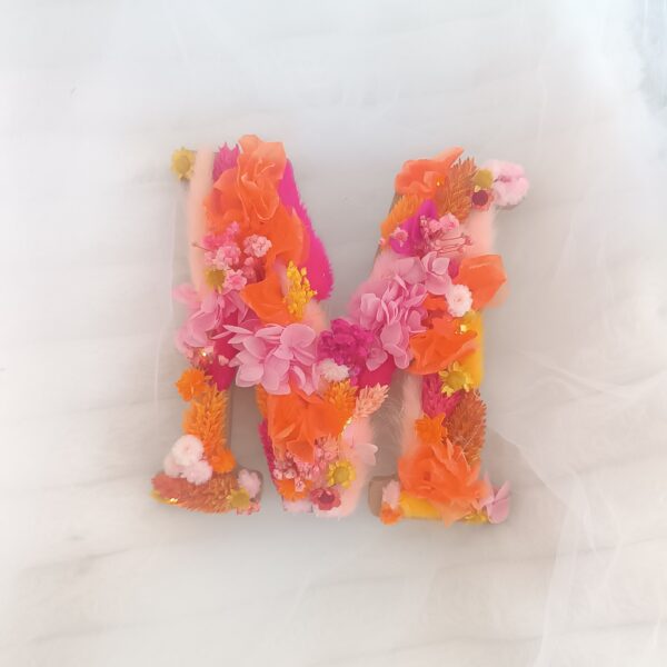 lettre en fleurs séchées pour décoratio chambre enfant