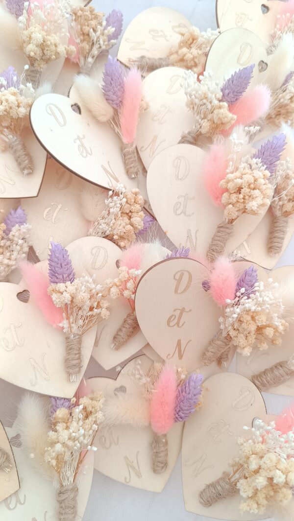 cadeau invité en mini coeur aimanté avec fleurs séchées