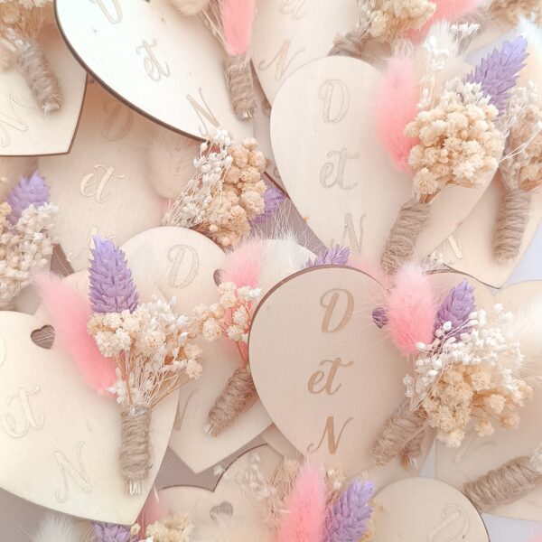 cadeau invité en mini coeur aimanté avec fleurs séchées