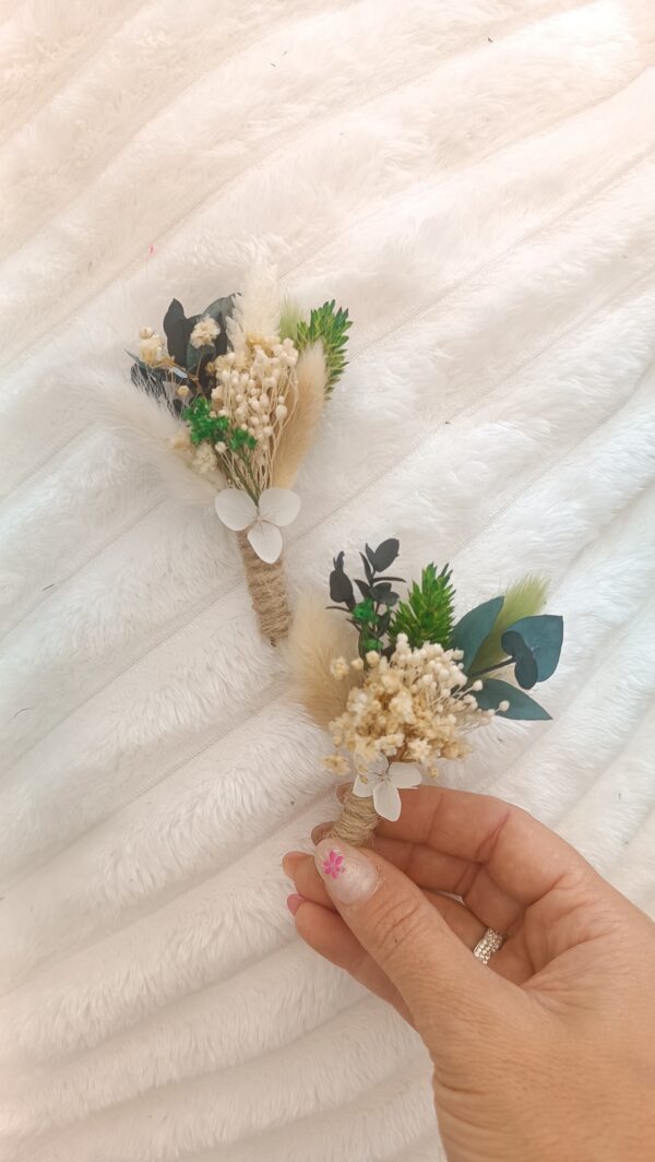 Boutonnière homme marié et témoin en fleurs séchées pour mariage vert sapin et eucalyptus – Image 2