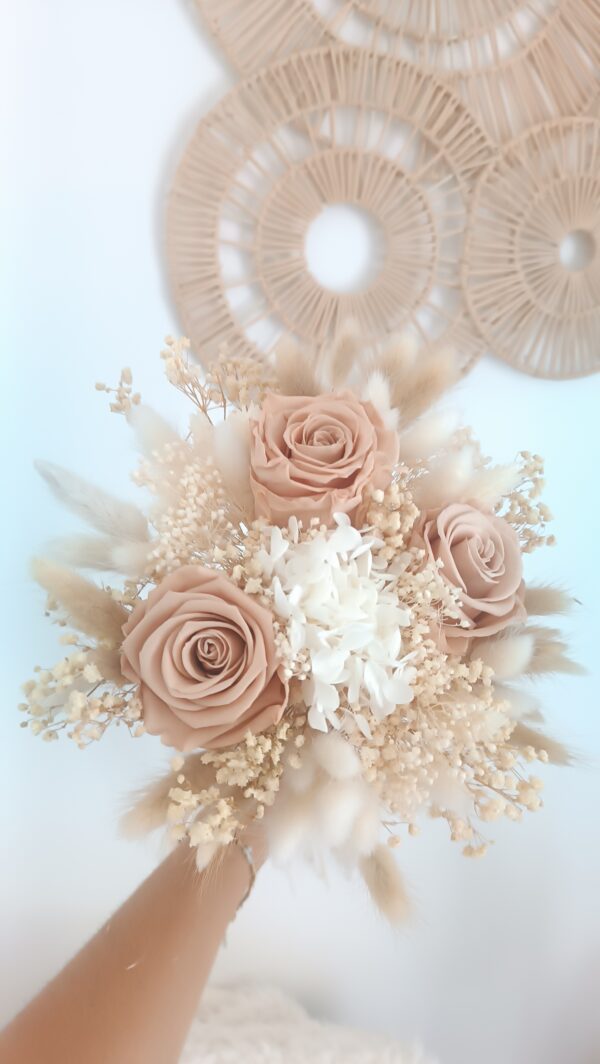bouquet de mariée en fleurs séchées avec rose éternelle beige