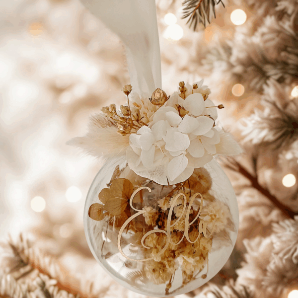 Boule de Noël en verre personnalisée avec prénom, remplie de fleurs séchées naturelles et décorée sur le dessus, idéale pour embellir le sapin et apporter une touche festive et élégante. Décoration de sapin de Noël originale, boule personnalisée en verre avec prénom gravé, contenant des fleurs séchées colorées, parfaite pour une ambiance chaleureuse et authentique. Boule de Noël artisanale en verre, personnalisable avec prénom, garnie de fleurs séchées à l’intérieur, un ornement raffiné pour sapin de Noël et décoration festive de fin d’année. Boue de noël pour mon 1er noël, joyeux noël , belles fêtes de fin d'année, cadeau à personnaliser, idée cadeau fait main à personnaliser avec prénom ou meesage. Ornement de Noël en verre transparent, boule personnalisée avec prénom et fleurs séchées, une décoration unique et naturelle pour sapin de Noël traditionnel ou moderne. Merry Christmas 5. Boule de Noël décorative et personnalisée, en verre délicat avec prénom, remplie de fleurs séchées et agrémentée d’un décor sur le dessus, parfaite pour sublimer votre sapin.