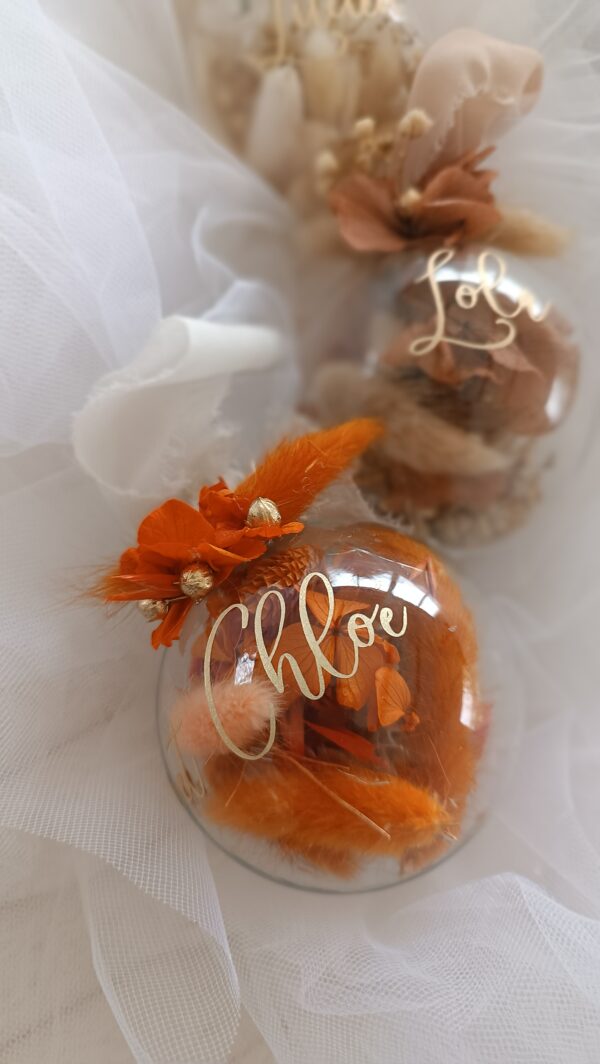 boule de noel en fleurs séchées