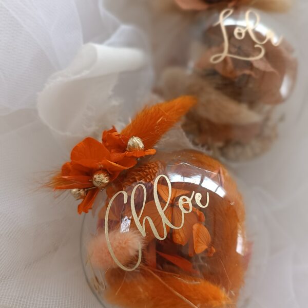 boule de noel en fleurs séchées