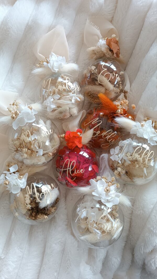 boule de noel en fleurs séchées