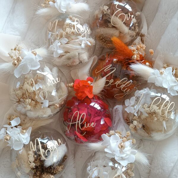 boule de noel en fleurs séchées