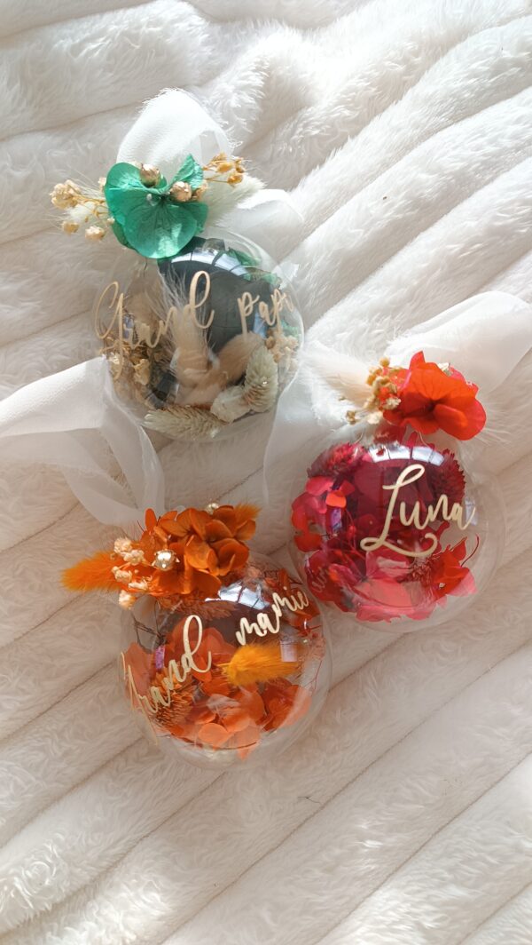 Boule de noël personnalisé en verre avec fleur séchée – Image 2