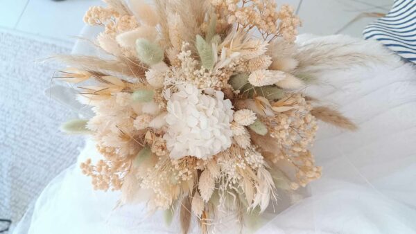bouquet de mariage en fleurs séchées vert sauge et beige avec hortensia