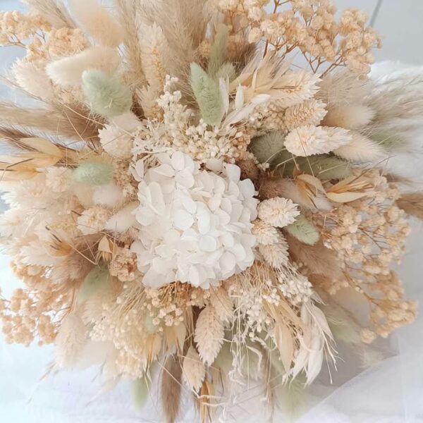 bouquet de mariage en fleurs séchées vert sauge et beige avec hortensia
