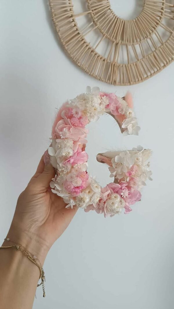 Lettre fleurie en fleurs séchées rose pastel et blanc – Image 2