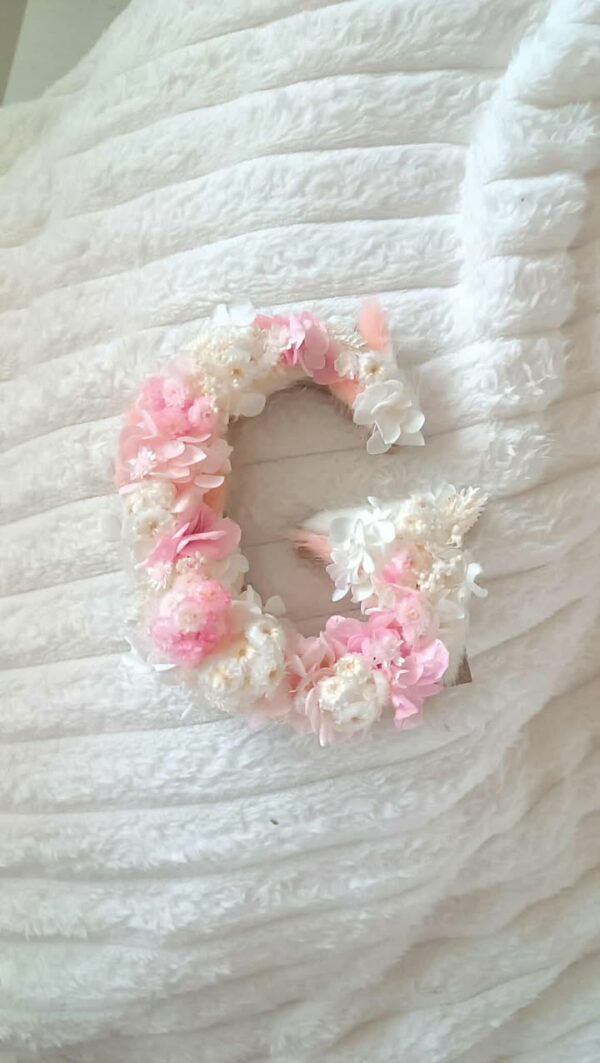 lettre en fleurs séchées pour décoration chambre enfant