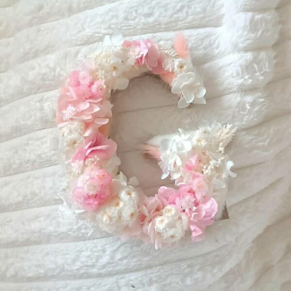 lettre en fleurs séchées pour décoration chambre enfant