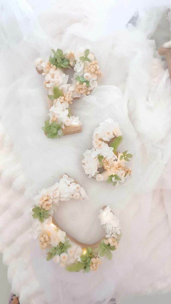lettre en fleurs séchées pour décoration mariage
