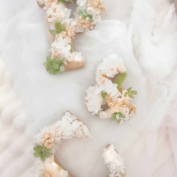 lettre en fleurs séchées pour décoration mariage