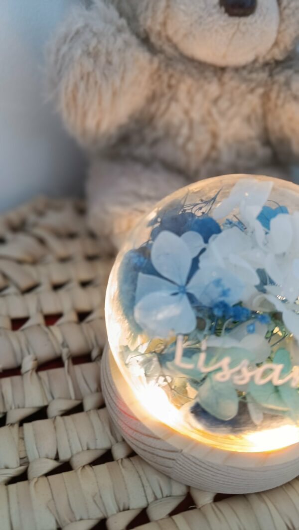 Veilleuse enfant bébé - La dormeuse lumineuse en fleurs séchées bleu – Image 6