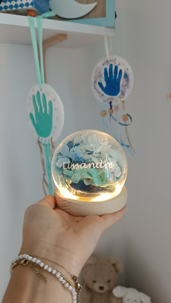 Veilleuse enfant bébé - La dormeuse lumineuse en fleurs séchées bleu – Image 5