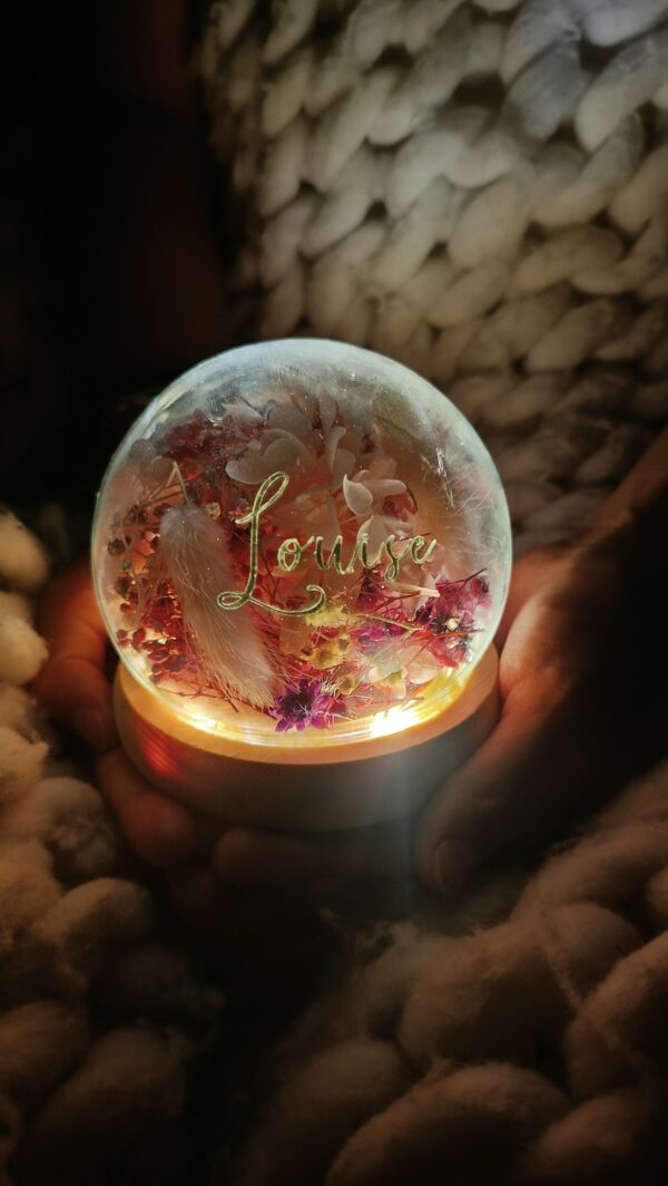 Veilleuse enfant bébé - La dormeuse lumineuse en fleurs séchées rose – Image 2
