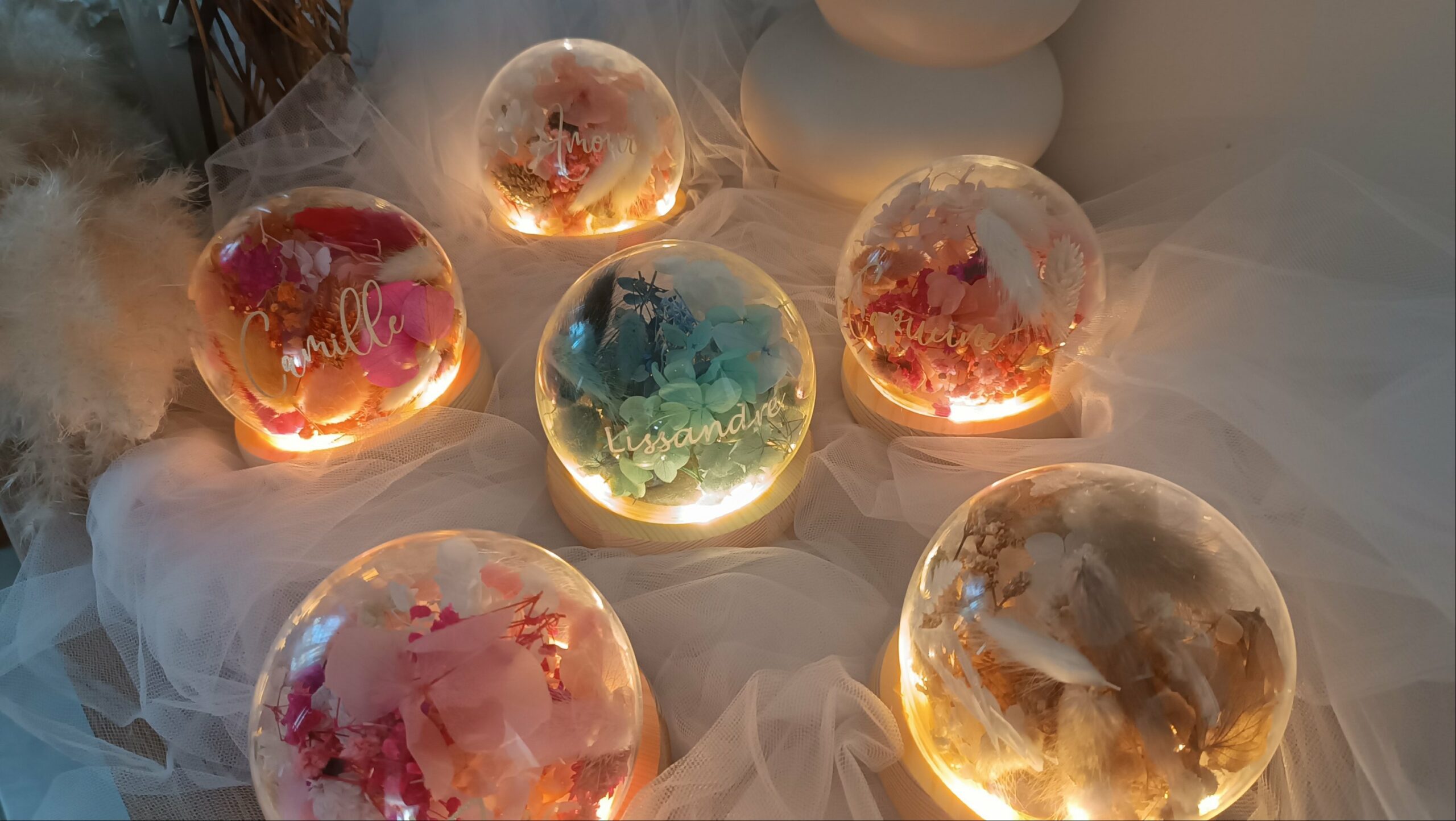 Veilleuse enfant bébé - La dormeuse lumineuse en fleurs séchées bleu – Image 4