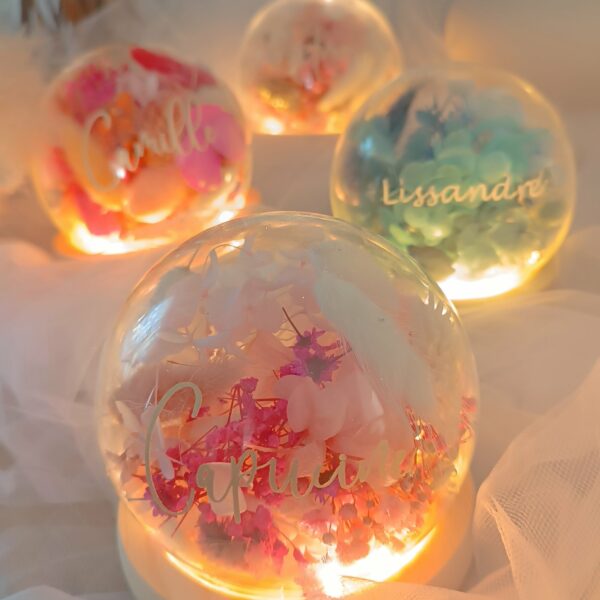 Veilleuse enfant bébé - La dormeuse lumineuse en fleurs séchées blanche et beige