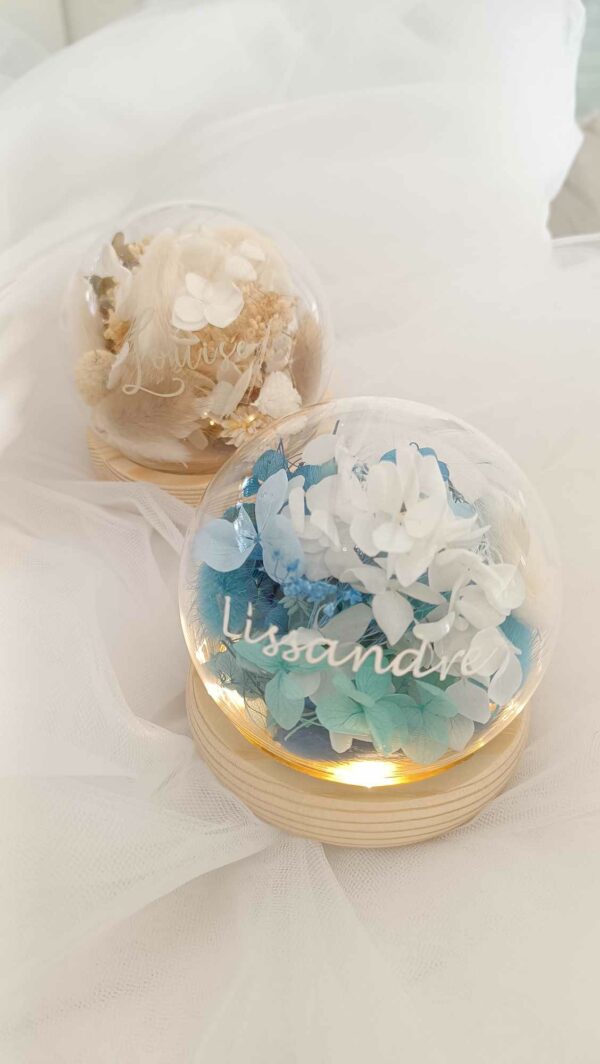 Veilleuse personnalisée, veilleuse en verre, veilleuse prénom enfant, fleurs séchées, décoration chambre enfant, cadeau naissance, lumière douce, veilleuse unique, cadeau personnalisé, veilleuse design.