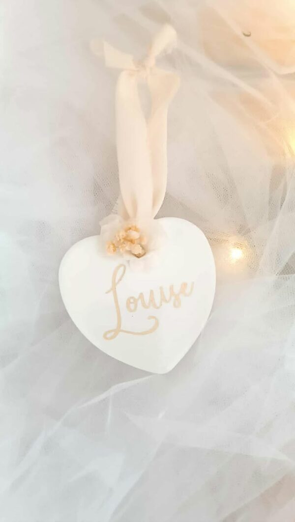 boule de noel en forme de coeur blanc en céramique avec prénom à personnaliser ou mot pour suspendre au sapin de noël . cadeau à offrir ou faire plaisir.Boule de Noël en verre personnalisée avec prénom, remplie de fleurs séchées naturelles et décorée sur le dessus, idéale pour embellir le sapin et apporter une touche festive et élégante. Décoration de sapin de Noël originale, boule personnalisée en verre avec prénom gravé, contenant des fleurs séchées colorées, parfaite pour une ambiance chaleureuse et authentique. Boule de Noël artisanale en verre, personnalisable avec prénom, garnie de fleurs séchées à l’intérieur, un ornement raffiné pour sapin de Noël et décoration festive de fin d’année. Boue de noël pour mon 1er noël, joyeux noël , belles fêtes de fin d'année, cadeau à personnaliser, idée cadeau fait main à personnaliser avec prénom ou meesage. Ornement de Noël en verre transparent, boule personnalisée avec prénom et fleurs séchées, une décoration unique et naturelle pour sapin de Noël traditionnel ou moderne. Merry Christmas