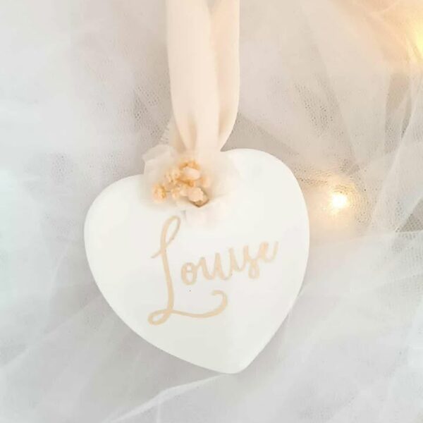 boule de noel en forme de coeur blanc en céramique avec prénom à personnaliser ou mot pour suspendre au sapin de noël . cadeau à offrir ou faire plaisir.Boule de Noël en verre personnalisée avec prénom, remplie de fleurs séchées naturelles et décorée sur le dessus, idéale pour embellir le sapin et apporter une touche festive et élégante. Décoration de sapin de Noël originale, boule personnalisée en verre avec prénom gravé, contenant des fleurs séchées colorées, parfaite pour une ambiance chaleureuse et authentique. Boule de Noël artisanale en verre, personnalisable avec prénom, garnie de fleurs séchées à l’intérieur, un ornement raffiné pour sapin de Noël et décoration festive de fin d’année. Boue de noël pour mon 1er noël, joyeux noël , belles fêtes de fin d'année, cadeau à personnaliser, idée cadeau fait main à personnaliser avec prénom ou meesage. Ornement de Noël en verre transparent, boule personnalisée avec prénom et fleurs séchées, une décoration unique et naturelle pour sapin de Noël traditionnel ou moderne. Merry Christmas
