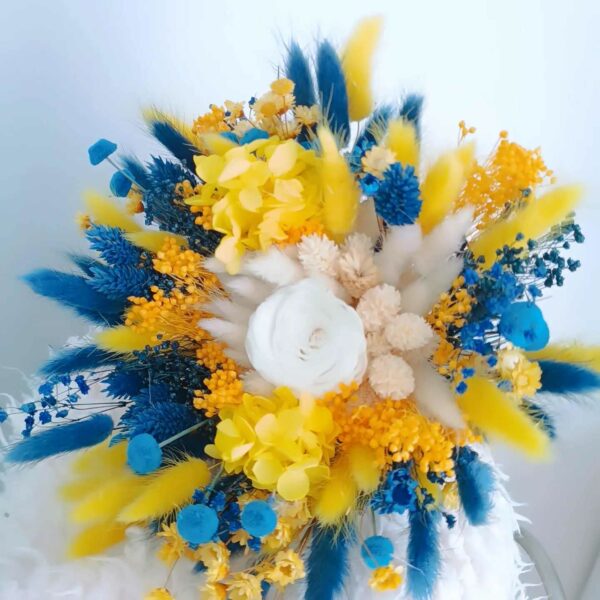 Bouquet de mariée en fleurs séchées "Dolce Vita" aux teintes douces et romantiques, composé de roses stabilisées, d’eucalyptus et de fleurs champêtres, parfait pour un mariage bohème ou élégant.