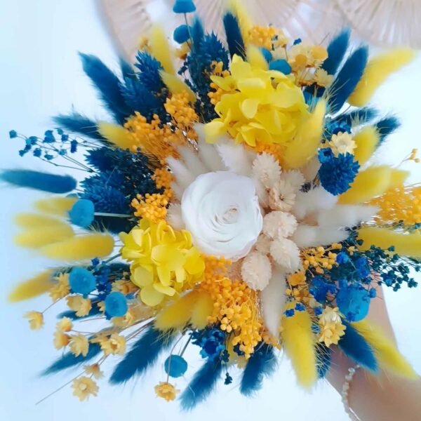 Bouquet de mariée en fleurs séchées "Dolce Vita" aux teintes douces et romantiques, composé de roses stabilisées, d’eucalyptus et de fleurs champêtres, parfait pour un mariage bohème ou élégant.