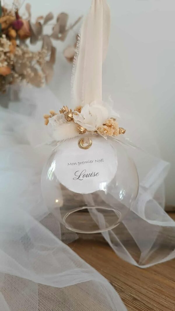 boule de Noël en verre personnalisable avec message sur papier de coton et fleurs séchées sur le dessus - suspension noël avec fleurs séchées personnalisée - ornement pour noël. Boule de Noël en verre personnalisée avec prénom, remplie de fleurs séchées naturelles et décorée sur le dessus, idéale pour embellir le sapin et apporter une touche festive et élégante. Décoration de sapin de Noël originale, boule personnalisée en verre avec prénom gravé, contenant des fleurs séchées colorées, parfaite pour une ambiance chaleureuse et authentique. Boule de Noël artisanale en verre, personnalisable avec prénom, garnie de fleurs séchées à l’intérieur, un ornement raffiné pour sapin de Noël et décoration festive de fin d’année. Boue de noël pour mon 1er noël, joyeux noël , belles fêtes de fin d'année, cadeau à personnaliser, idée cadeau fait main à personnaliser avec prénom ou meesage. Ornement de Noël en verre transparent, boule personnalisée avec prénom et fleurs séchées, une décoration unique et naturelle pour sapin de Noël traditionnel ou moderne. Merry Christmas